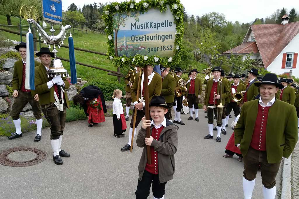 Festumzug in Hasenweiler mit voller Besetzung der Trachtenkapelle