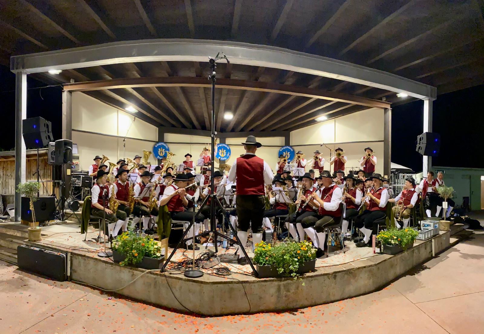 Die Trachtenkapelle Oberteuringen spielt in der Musikmuschel in Tramin (Südtirol) auf